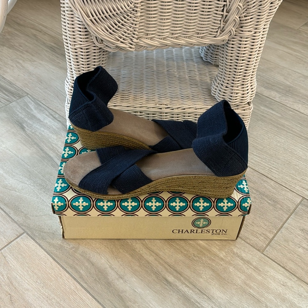 Charleston Shoe Company canon solid espadrille size 9 in navy.